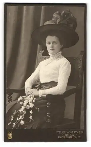 Fotografie W. Wertheim, Berlin, Friedrichstr. 110-112, Schöne junge Dame mit elegantem Hut und Blumen