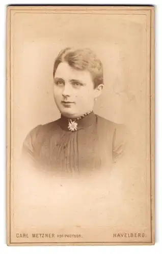 Fotografie Carl Metzner, Havelberg, Lange- und Sandaustr. 9, Junge Dame mit kurzem Haar und Kragenbrosche