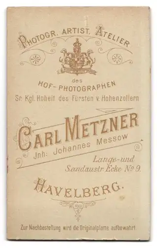 Fotografie Carl Metzner, Havelberg, Lange- und Sandaustr. 9, Junge Dame mit kurzem Haar und Kragenbrosche