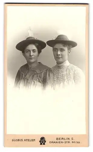 Fotografie Globus Atelier, Berlin, Oranien-Str. 52 /55, Zwei elegante junge Damen mit Federhüten