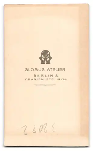 Fotografie Globus Atelier, Berlin, Oranien-Str. 52 /55, Zwei elegante junge Damen mit Federhüten