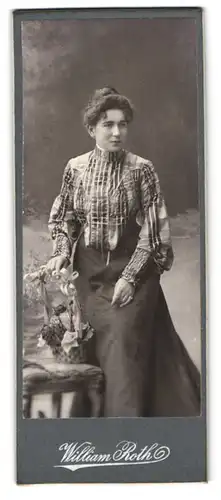 Fotografie William Roth, Berlin, Hübsche Frau in karierter Bluse mit Blumenkorb