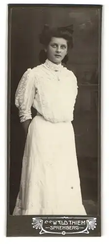 Fotografie Oswald Thiem, Spremberg, Junge Dame im weissen Kleid