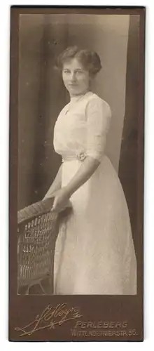 Fotografie F. Heym, Perleberg, Wittenbergerstr. 86, Junge Dame im weissen Kleid