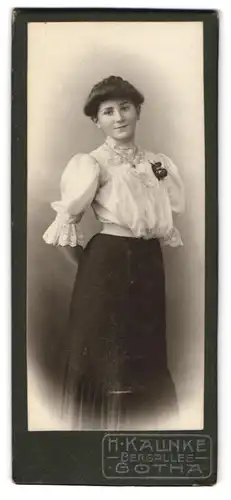 Fotografie H. Kalinke, Gotha, Bergallee, Junge Dame in Bluse und Rock