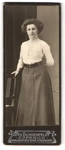 Fotografie Otto Schoenfeldt, Köpenick, Schlossplatz Ecke Schlossstr., Junge Dame in Bluse und Rock