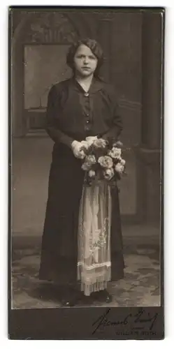 Fotografie Hanns Teich, Berlin, Friedrichstr. 113 A, Junge Dame im schwarzen Kleid mit Blumen