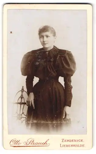 Fotografie Otto Strauch, Zehdenick, Berlinerstr. 12, Junge Frau im Kleid mit Puffärmeln