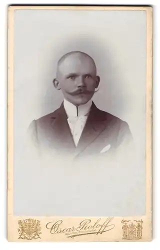 Fotografie Oscar Roloff, Berlin, Jerusalemerstr. 59, Eleganter Herr mit Schnauzbart