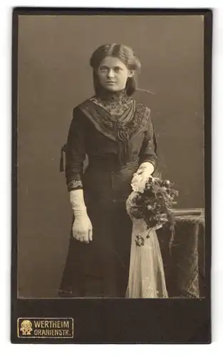 Fotografie Wertheim, Berlin, Oranienstr., Junge Dame im Kleid mit Handschuhen