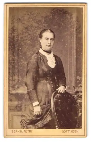Fotografie Bernh. Petri, Göttingen, Weender-Str. 80, Junge Dame im hübschen Kleid