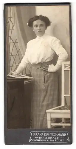 Fotografie Franz Deutschmann, Bodenbach, Teplitzerstr. 31, Junge Dame in Bluse und Rock