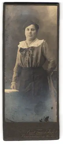 Fotografie E. F. Eckardt, Kaufbeuren am Wiestor, Junge Dame in Bluse und Rock