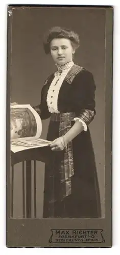 Fotografie Max Richter, Frankfurt a. O., Regierungs-Str. 13, Junge Dame im Kleid mit Zeitgschrift
