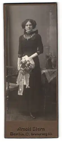 Fotografie Arnold Stern, Berlin, Grünerweg 63, Junge Dame im Kleid mit Blumenstrauss