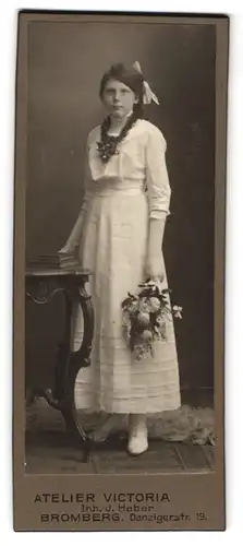 Fotografie J. Heber, Bromberg, Danzigerstr. 19, Junge Dame im weissen Kleid