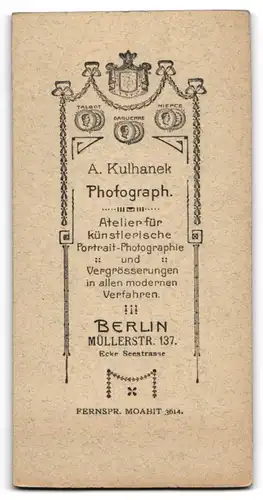 Fotografie A. Kulhanek, Berlin, Müllerstr. 137 Ecke Seestrasse, Junge Dame im schwarzen Kleid