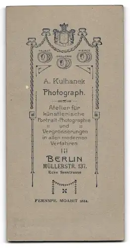 Fotografie A. Kulhanek, Berlin, Müllerstr. 137 Ecke Seestrasse, Junge Dame in schwarzer Kleidung