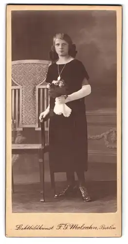 Fotografie F. G. Malzahn, Berlin, Neue Königstr. 1, Junge Dame im Kleid mit Handschuhen