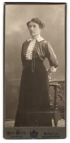 Fotografie Otto Witte, Berlin, Skalitzerstr. 54, Bürgerliche Dame in modischer Kleidung