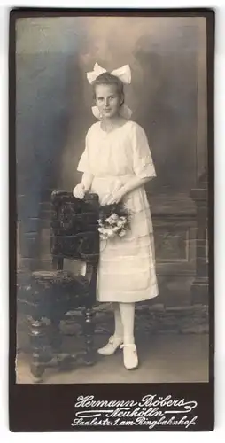 Fotografie H. Böbers, Neukölln, Saalestr. 1, Junge Dame im weissen Kleid