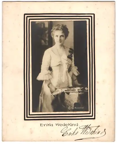Fotografie unbekannter Fotograf und Ort, Opernsängerin Erika Wedekind, Schwester von Franz Wedekind, mit Autograph