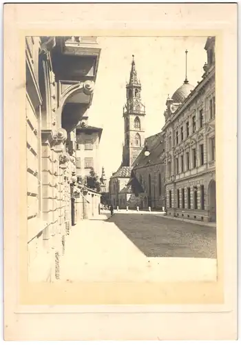 Fotografie unbekannter Fotograf, Ansicht Bozen, Strassenpartie mit Blick nach der Maria Himmelfahrt Kirche