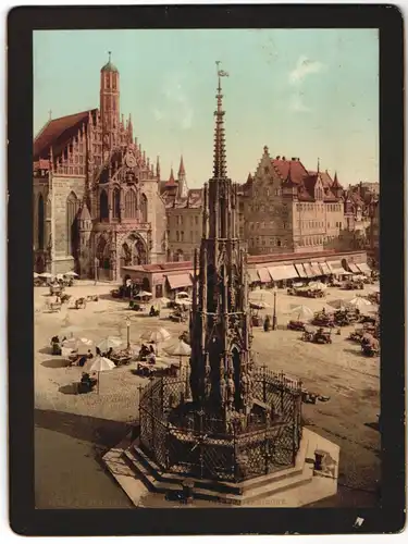 Fotografie Photochrom, Ansicht Nürnberg, Blick auf den schönen Brunnen mit Frauenkirche und Marktständen