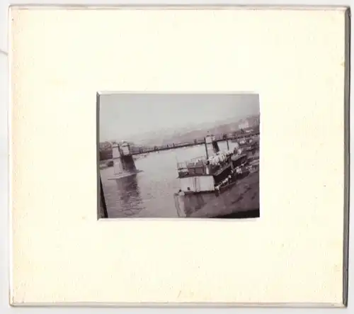 Fotografie Franz X. Semelhofer, Ansicht Lyon, Wäscheboot mit Kleidung zum trocknen am Fluss mit Blick zur Brücke