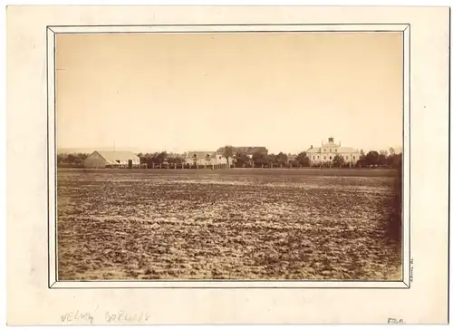 Fotografie A. Dunka, Novem Bydzove, Ansicht Barchov / Gross Barchow, Blick nach dem Schloss Barchov mit Wirtschaftgebäuden