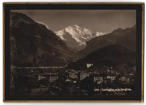 Fotografie unbekannter Fotograf, Ansicht Interlaken, Blick auf den Ort mit Hotels und Jungfrau