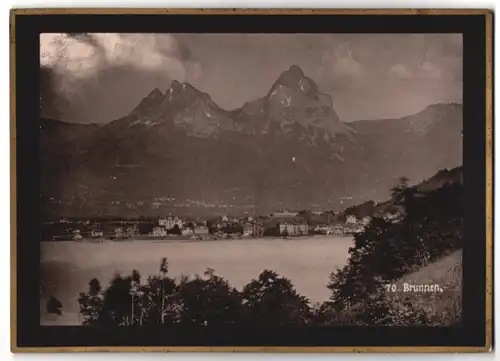 Fotografie unbekannter Fotograf, Ansicht Brunnen, Blick nach dem Ort mit Alpenpanorama