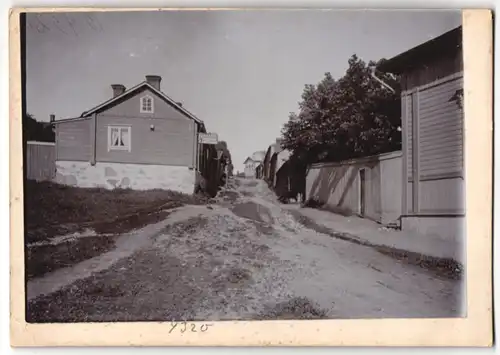 Fotografie M. L. Carstens, Hamburg, Ansicht Turku, Strassenpartie im Ort mit Haus Räätali Skraddare J. Lehtonen