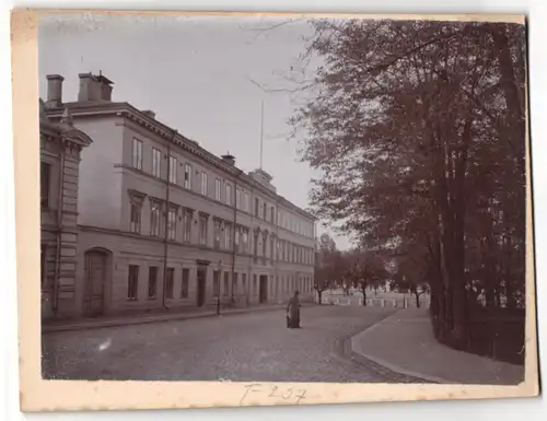 Fotografie M. L. Carstens, Hamburg, Ansicht Turku, Strassenpartie am Lyceum