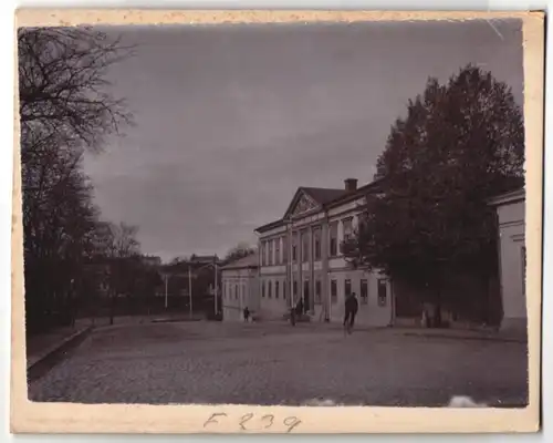 Fotografie M. L. Carstens, Hamburg, Ansicht Turku, Strassenpartie im Ort mit Radfahrer