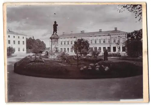 Fotografie M. L. Carstens, Hamburg, Ansicht Turku, Partie im Ort mit Per Brahe Statue und Geschäften Josefine Meldrings