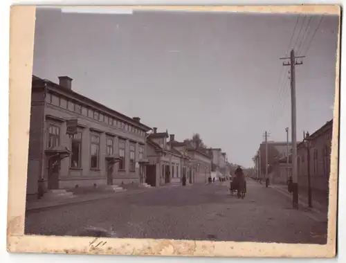 Fotografie M. L. Carstens, Hamburg, Ansicht Turku, Strassenpartie mit Lederhandlung Oulun und weiteren Geschäften