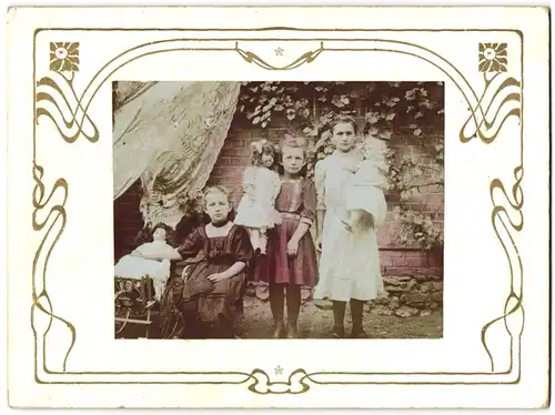 Fotografie unbekannter Fotograf und Ort, drei junge Mädchen mit ihren grossen Porzellanpuppen und Puppenwagen, Koloriert