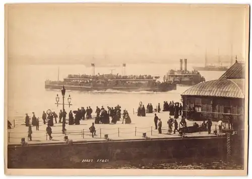 Fotografie F. F. & Co., Ansicht Liverpool, Raddampfer am Hafen mit wartenden Passagieren vor der Abfahrtshalle