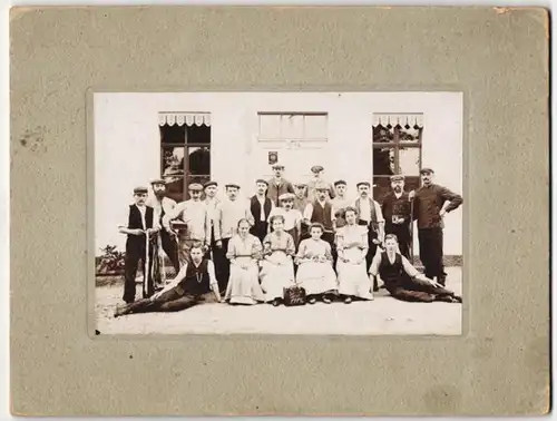 Fotografie Alfred Rheinbach, Wilsdruff, Riemenmacher / Riemer vor dem Geschäft mit Riemen und Garnrollen in den Händen