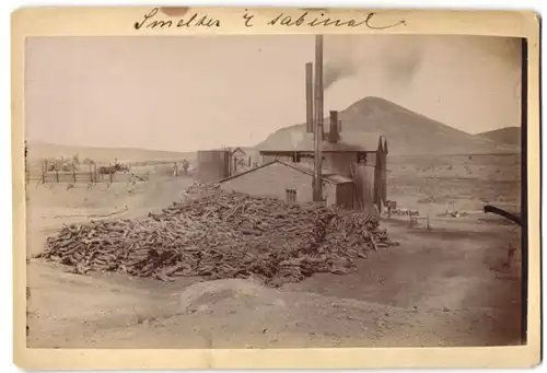 Fotografie unbekannter Fotograf, Ansicht Chihuahua, Blick auf die Adventurera Mine, Schmelzhütte der Sabinal Mine