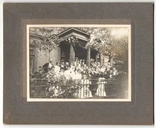 Fotografie A. Elsässer, Ansicht Friedrichroda, Hochzeitsgesellschaft vor dem Hotel, 1909