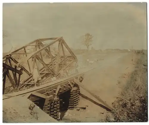 Fotografie unbekannter Fotograf, Ansicht Kra, die von britisch /französischen Kolonialtruppen zerstörte Eisenbahnbrücke