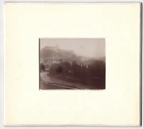 3 Fotografien Franz X. Samelhofer, Ansicht Lourdes, Avenue de Basilika, Blick auf die Stadt bei Regen, Strassenverkäufer