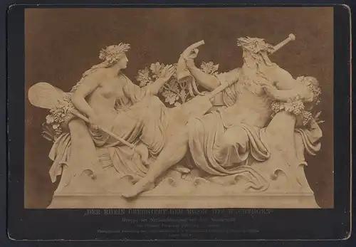 Fotografie F. & O. Brockmann Nachf., Dresden, Ansicht Rüdesheim, Der Rhein übergibt der Mosel das Wachthor Relief