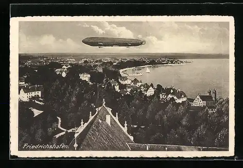 AK Friedrichshafen a. B., Totalansicht mit Zeppelin-Luftschiff