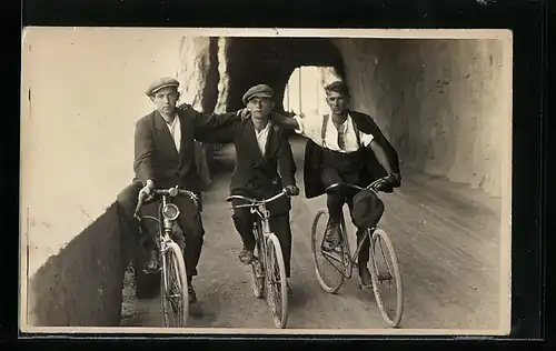 Foto-AK Männer Arm in Arm auf Fahrrädern