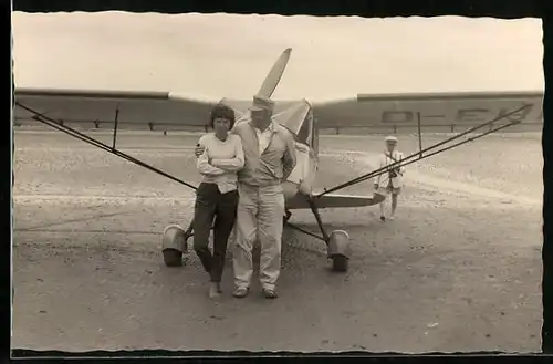 Foto-AK Paar vor einem Eindecker-Propellerflugzeug