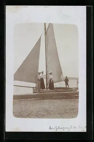 Foto-AK Damen auf einem Segelboot