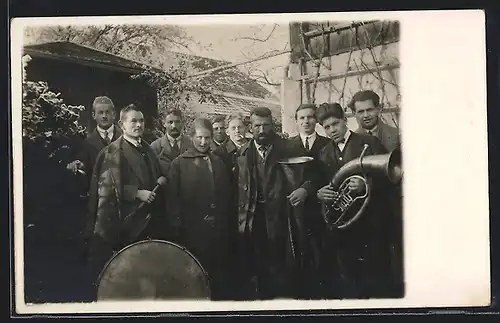 Foto-AK Gruppe von jungen Erwachsenen mit Instrumenten, Trommel